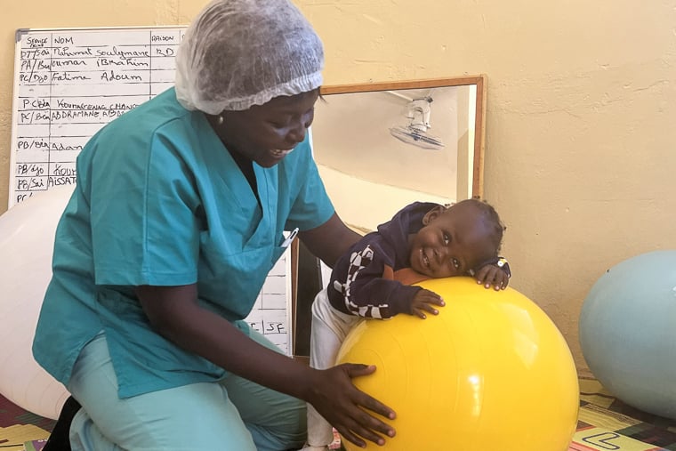 チャドの首都ヌジャメナ・トゥクラ病院で実施されている小児リハビリテーション。MSFは都市部でも包括的な支援に取り組んでいる＝2025年11月11日　© Grace Horbira Djimadoum/MSF