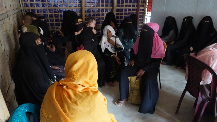 ロヒンギャ難民キャンプにあるMSFの基礎診療所で診察を待つ女性たち＝2025年7月16日　© Farah Tanjee/MSF