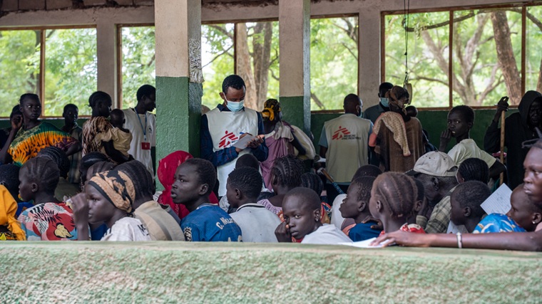 エチオピアのクレ難民キャンプにあるMSFの外来部門で診察を待つ人びと＝2025年7月8日　© Ehab Zawati/MSF
