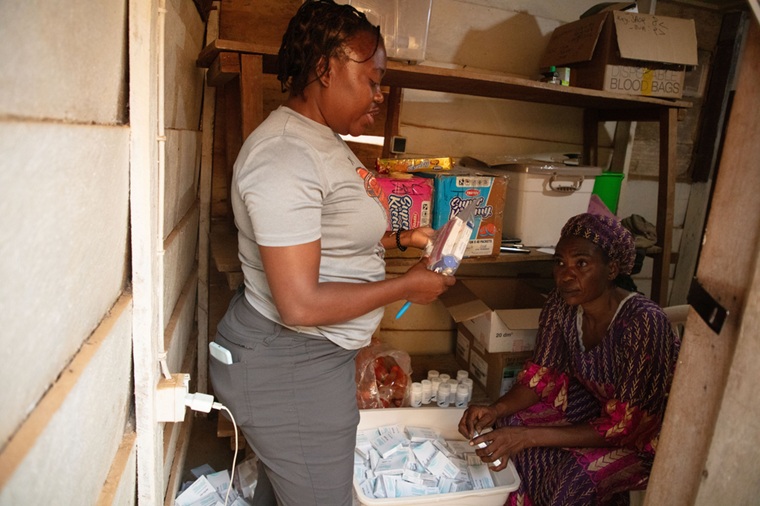 コンゴで性暴力の被害に遭った人びとに配る医薬品キットを準備するMSFスタッフら＝2025年9月15日　© Justine Sagot/MSF