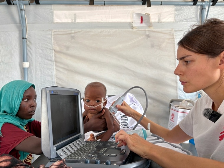 スーダンのタウィラ病院で、栄養失調の子どもの検査を行うMSFの小児科医＝2025年10月11日　© Aurélie Lécrivain/MSF
