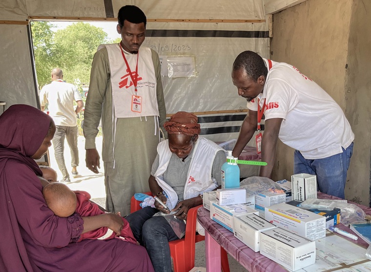 チャドで、栄養失調とマラリアを患う子どものケアに当たるMSFスタッフ＝2025年11月6日　© Léa Gillabert/MSF
