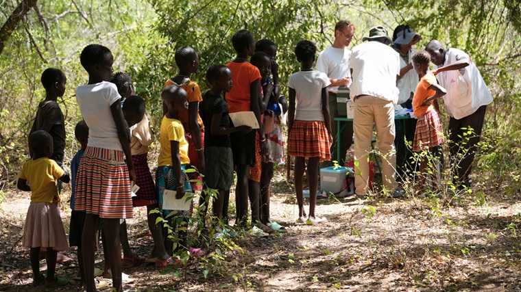 MSFが実施するはしかの予防接種に並ぶケニアの子どもたち＝2025年12月5日　© Zainab Mohammed/MSF
