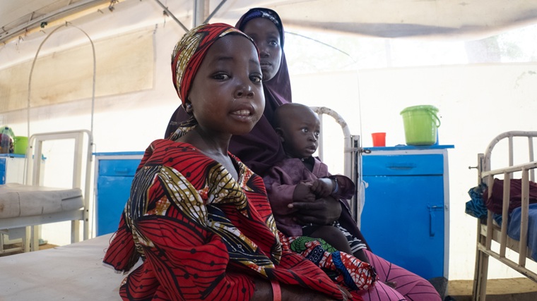 重度の栄養失調とマラリアを患い、MSFが支援する病院に入院しているナイジェリアの女の子。数週間の治療を経て、回復に向かっている＝2025年9月17日　© Fatuma Abdullahi/MSF