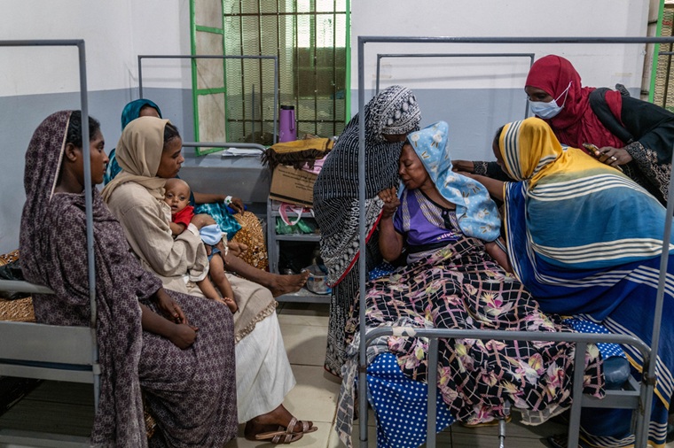 ジェネイナ教育病院で死産したあとに妊娠合併症の手術を受け、ベッドの上で家族とともに過ごす女性＝2025年8月1日　© Moises Saman/Magnum Photos