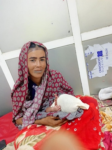 ジェネイナ教育病院で2026年元日に元気な男の子を出産した女性　© MSF