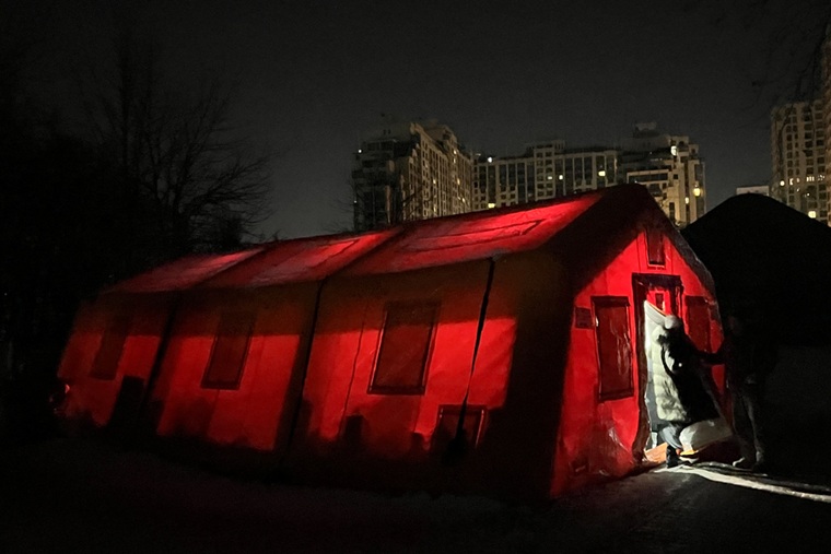 夜のキーウに設置されたテント。厳寒の中、自宅で暖を取れない人びとにとって唯一の避難場所となっている＝2026年1月21日　© Anhelina Shchors/MSF