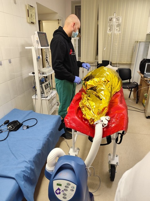 ドニプロペトロウシク州の病院で、低体温症の患者を治療するMSFの麻酔科医ロマン・ホレンコ＝2026年1月21日　© MSF