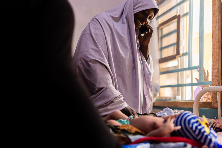 シンカフィ総合病院の産科病棟で、子ども（右手前）の出産を終えて退院する女性の家族＝2025年9月1日　© Nnoli Amarachi