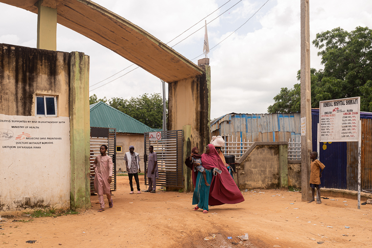 ナイジェリア北部にあるシンカフィ総合病院の入口＝2025年9月1日　© Nnoli Amarachi