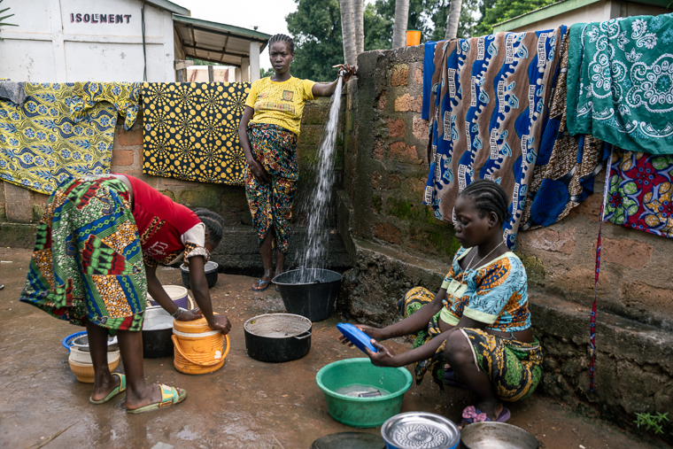 ビニョラの妊婦待機施設で支援を受けるフィオソナ・アリダさん（中央奥）ら＝2025年9月1日　© Arlette Bashizi