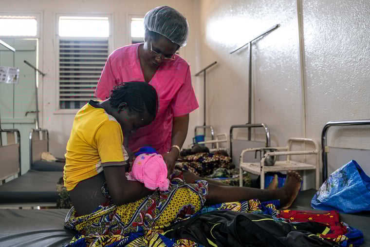 中央アフリカ共和国で女の子を出産したヘルミナさん（中央）＝2025年9月1日　© Arlette Bashizi