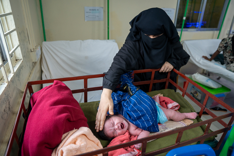 バングラデシュ・コックスバザール県のロヒンギャ難民キャンプで暮らす女性。MSFが運営する母子病院を受診し、無事に出産した＝2025年9月1日　© Saikat Mojumder