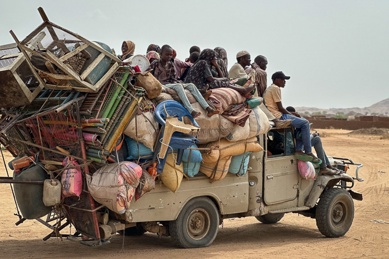 戦闘の激化により避難する北ダルフール州の人びと＝2024年6月10日　© MSF