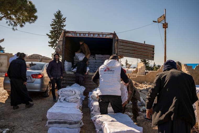 イドリブ県の避難民キャンプに物資を運び込むMSFスタッフら＝2026年1月19日　© Abdulrahman Sadeq/MSF