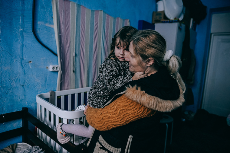 孫娘を抱えるユリヤ・ムラシュキナさん（右）＝2026年2月1日　© Julia Kochetova/MSF