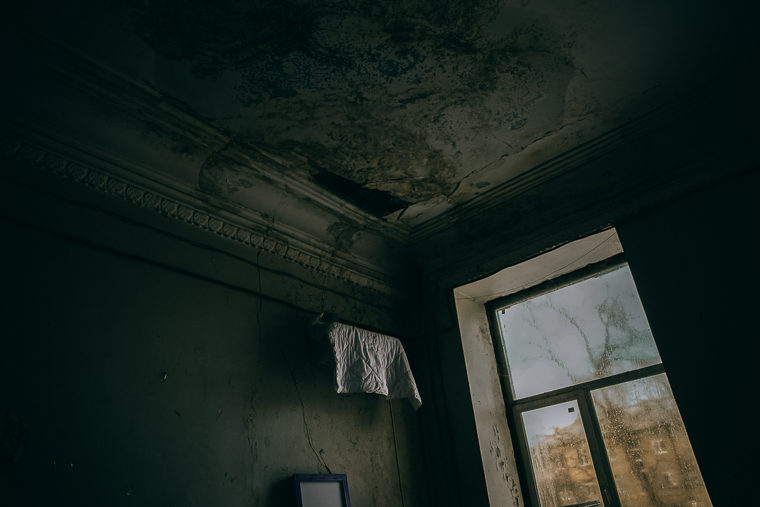 ウクライナ東部の都市ドニプロにある避難所は老朽化が進んでおり、集会ホールの天井は崩落が始まっている。修理には多額の費用がかかるため、いまは誰もこの部屋には入らない＝2026年2月1日　© Julia Kochetova/MSF