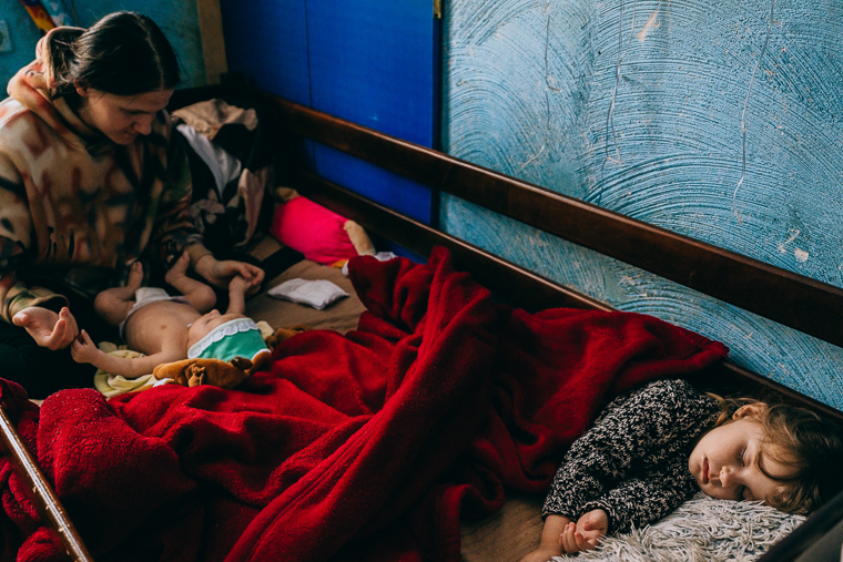 生後2カ月の息子ダミルちゃん（左から2人目）を世話する母親カテリーナ・ムラシュキナさん（左端）＝2026年2月1日　© Julia Kochetova/MSF