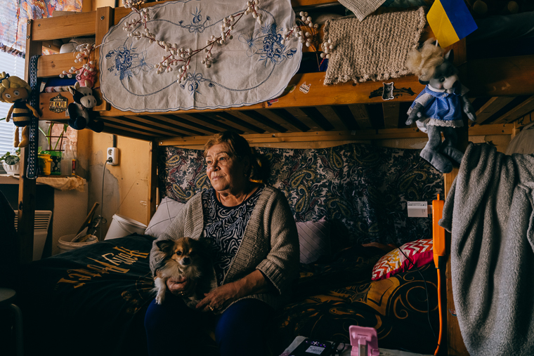 愛犬のトシクを抱き寄せるジナイーダ・バビシェワさん＝2026年2月1日　© Julia Kochetova/MSF