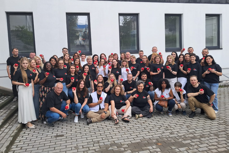 新しくなった心のケアセンター前に並ぶ村上（前列右から2人目）らMSFスタッフたち＝ビンニツァで2025年7月18日　© MSF