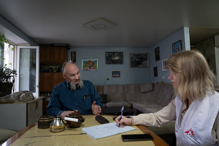 MSFの心のケアを受ける退役軍人の男性（左）。性暴力被害に限らず、戦争体験などからPTSDを患って自身で抱えこんでしまう男性が少なくない＝ビンニツァで2025年4月2日　© Caroline Thirion