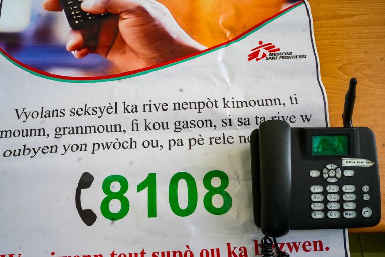 「8108」はMSFが運営する、24時間365日無料で利用できる電話番号。サバイバーに対し、秘密が守られる形で支援・助言・紹介サービスを提供している。毎週、平均して50件の電話が寄せられている　© MSF