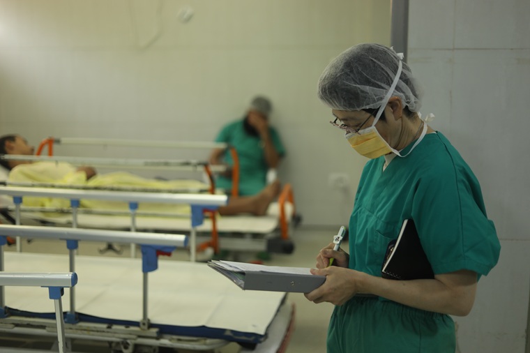 ナセル病院で回診を行う小杉　© MSF