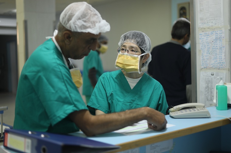 現地の医療スタッフと話し合う小杉（右）　© MSF