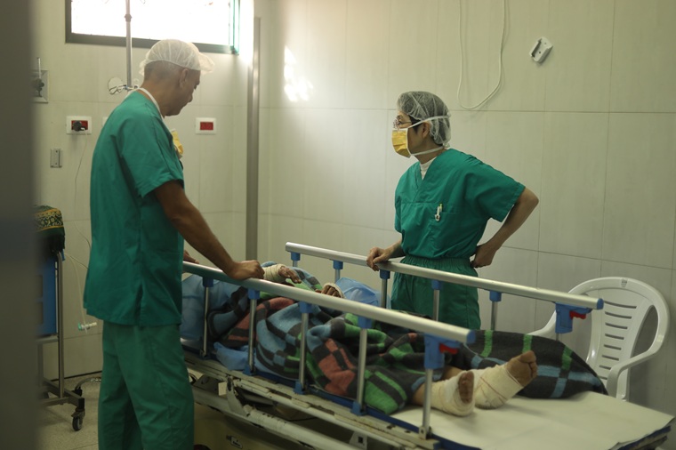 ナセル病院で患者の容態を見守る小杉（右）　© MSF