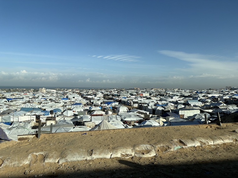 避難生活をしている人びとのテントが立ち並ぶハンユニスの光景　© MSF