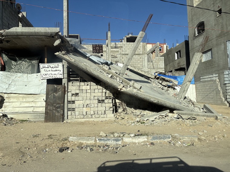 壊れた建物の1階に作られた語学教室　© MSF