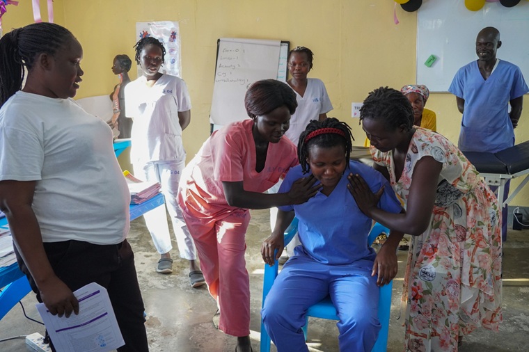 車いすの患者を安全に移動させるためのトレーニングを行っている様子　© Alicia Gonzalez/MSF