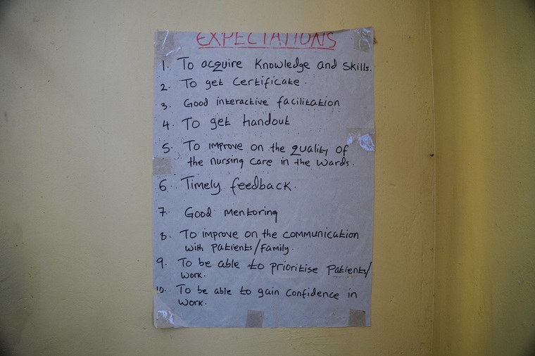 プログラムに参加するスタッフが書き出した「目標リスト」。「知識や技術を身につける」「修了証を取得する」といった項目のほか、「患者さんや家族とのコミュニケーション力を高めたい」「仕事に自信を持てるようになりたい」などの思いもつづられている　© Alicia Gonzalez/MSF