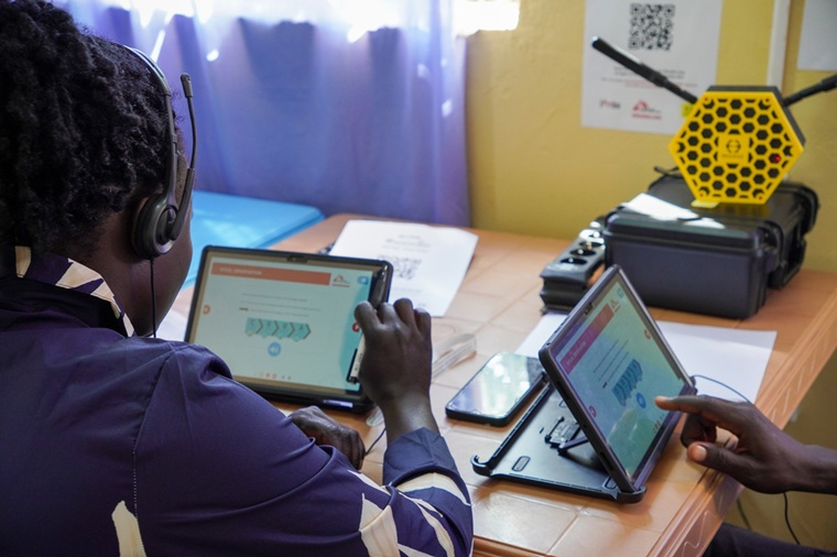 タブレットを使って、オンライン学習にはげむスタッフたち　© Alicia Gonzalez/MSF