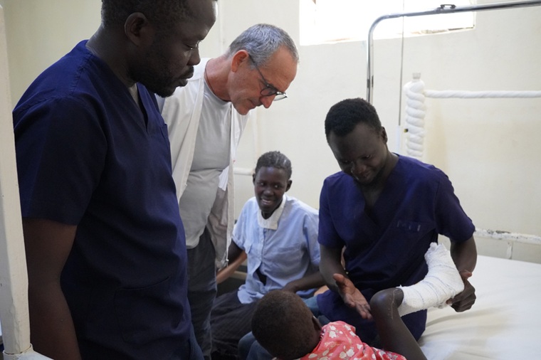 メンター（左から2番目）の指導を受けながら、患者の診察（しんさつ）を行う現地の医師たち　© Alicia Gonzalez/MSF