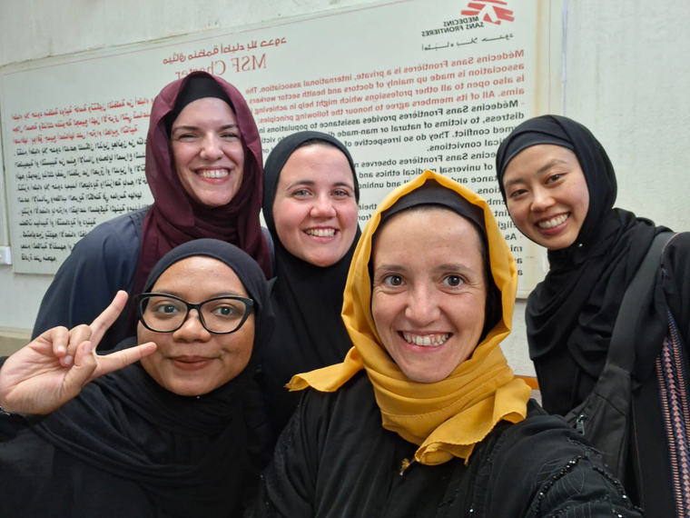 イエメンで一緒に活動した女性の国際スタッフたちと。左上がカミーユ、右端が菊池＝2026年1月　© MSF