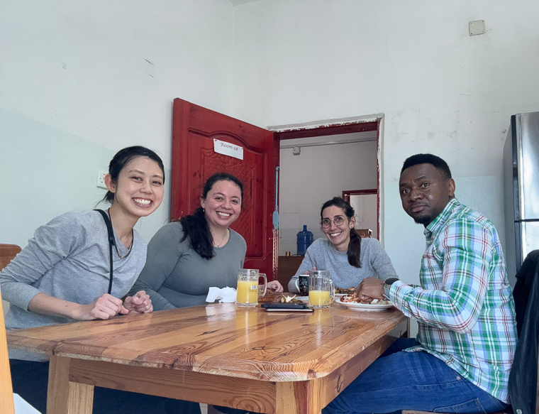 活動から3カ月目のころ、イエメンに派遣された国際スタッフたちとゲストハウスで交流する菊池（左端）＝2025年11月　© MSF