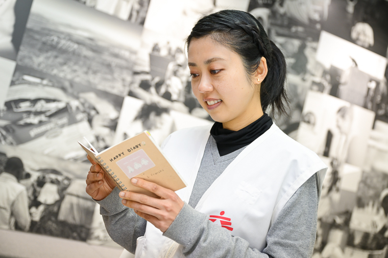 イエメンでの活動をつづった日記を読み返す菊池＝東京都内で2026年2月2日　© MSF