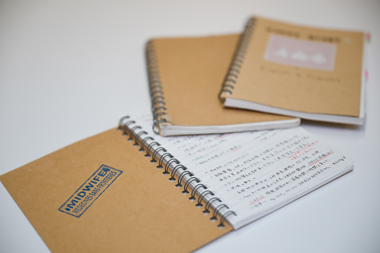 イエメンでの活動中、反省の多かった症例について母子の状態や自身の判断、同僚スタッフとの連携を振り返り、どうしたら繰り返さないか菊池がまとめていたメモ帳（手前）＝東京都内で2026年2月2日　© MSF