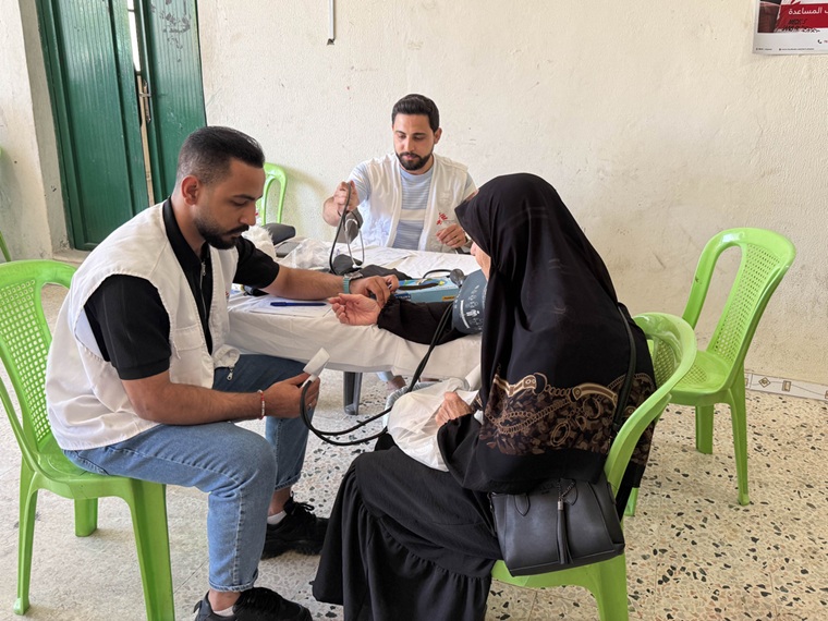 レバノン南部ナバティエでMSFが運営する移動診療の様子＝2025年8月20日　© Maryam Srour/MSF