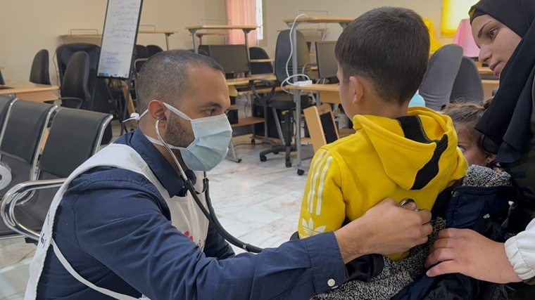 レバノン東部のバールベック・ヘルメル県で、子どもの診療を行う国境なき医師団（MSF）移動診療チームのスタッフ＝2024年12月24日　© MSF