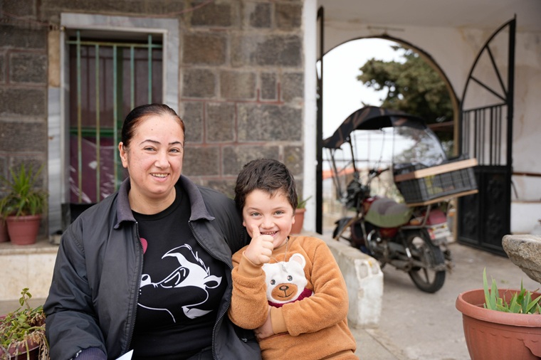 避難所に身を寄せる5歳の男の子とその母親。「故郷に戻り、私たちの生活を取り戻したい」＝2026年2月6日　© Asil Sari/MSF