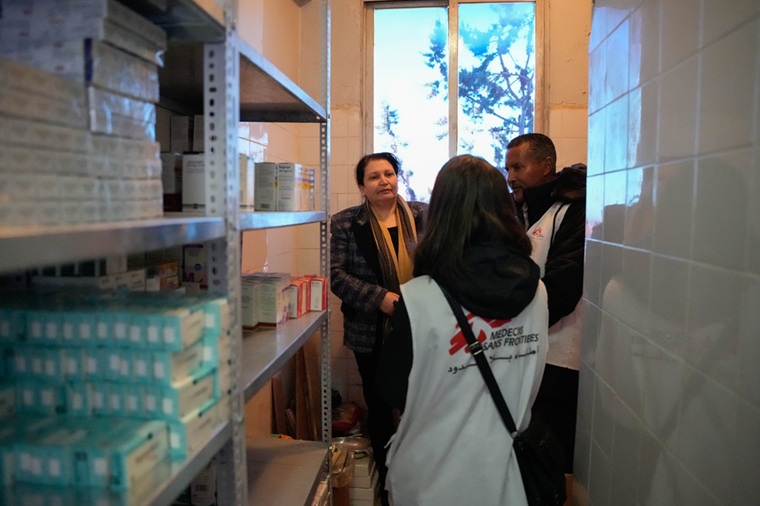 スワイダー県でMSFが支援する基礎診療所の薬局を訪れ、医療物資の確認を行うスタッフ＝2026年2月6日　© Asil Sari/MSF