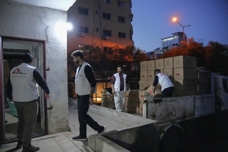 衛生キットと調理セットの配布準備を進めるMSFスタッフ＝2026年2月6日　© Asil Sari/MSF