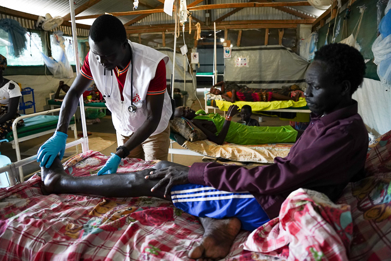 ランキエンのMSF病院で、患者（右）の脚のけがを治療する医師＝2022年11月28日　© Paul Odongo/MSF