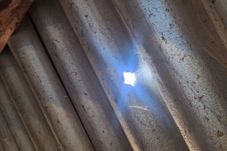 南スーダン・ジョングレイ州ピエリにあるMSFの医療施設は2025年暮れにも攻撃を受け、施設内には被弾の痕が残っていた＝2025年12月5日　© MSF