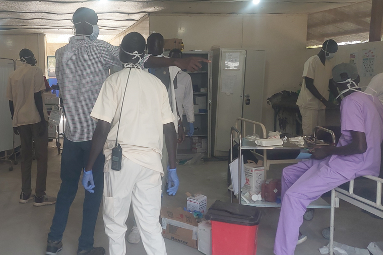 ランキエンのMSF医療施設では2025年末にも空爆を受けており、スタッフが負傷者の対応に当たっていた＝2025年12月29日　© MSF