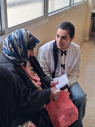 移動診療で患者に寄り添うMSFスタッフ＝2026年3月7日　© MSF