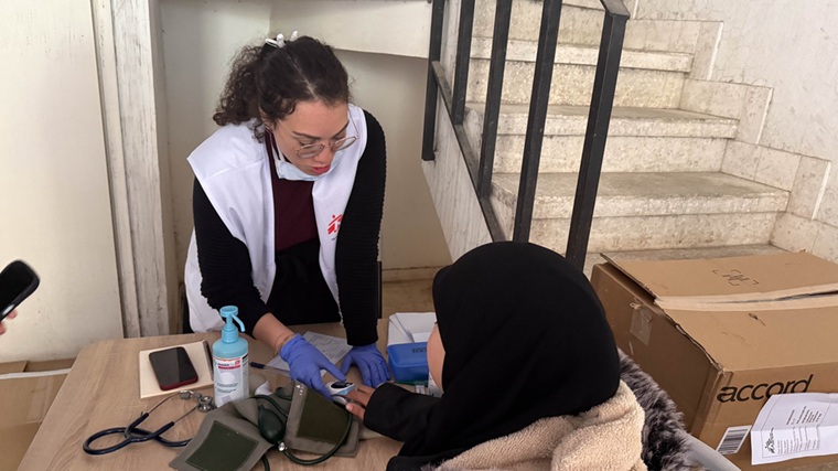 ベイルート中心部のアザリエ避難所で患者の対応に当たるMSFスタッフ＝2026年3月9日　© Maryam Srour/MSF