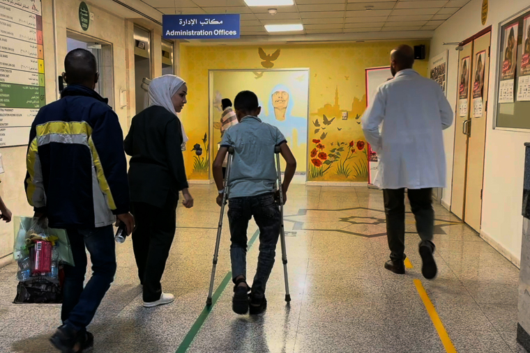 脚を負傷し、ガザからヨルダンへ医療搬送されたばかりの少年（右から2人目）＝2025年10月26日　© MSF